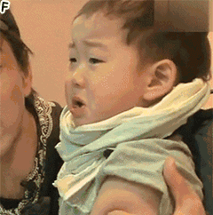 表情包一群美女围着我2